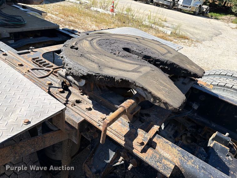 image for item FJ2019 2005 Mack CV713 semi truck