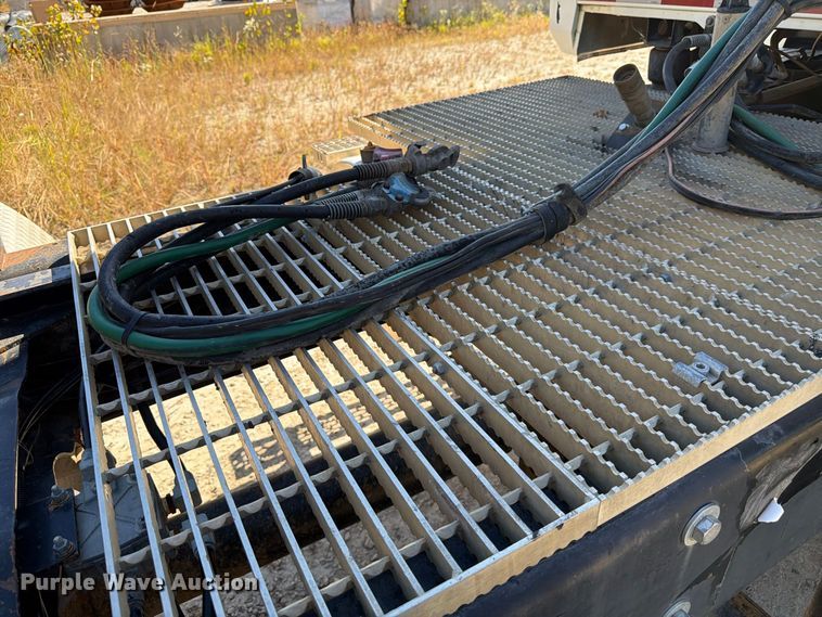 image for item FJ2019 2005 Mack CV713 semi truck