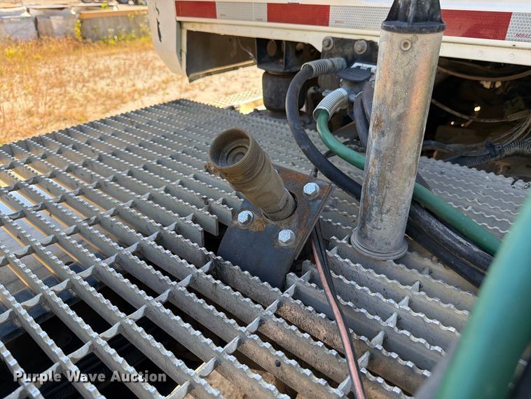 image for item FJ2019 2005 Mack CV713 semi truck