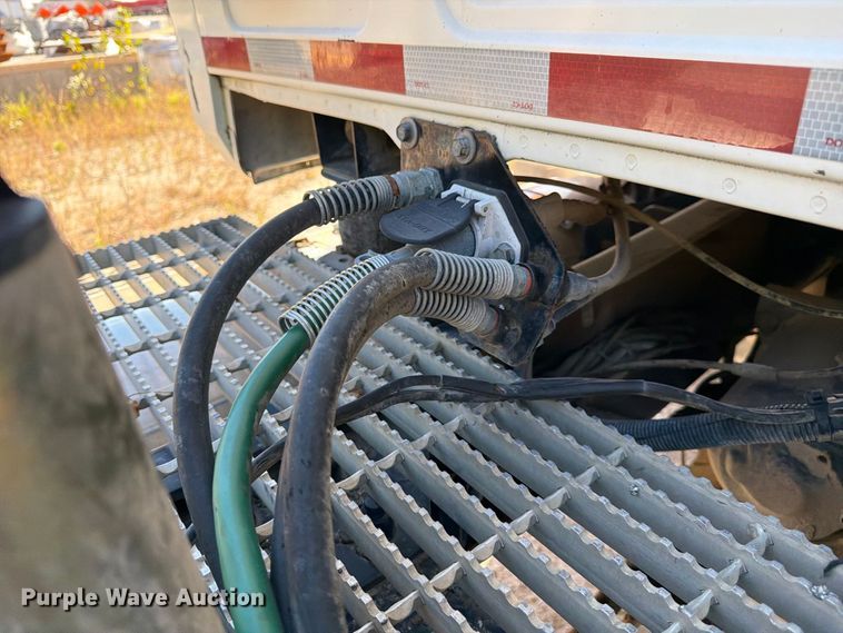 image for item FJ2019 2005 Mack CV713 semi truck