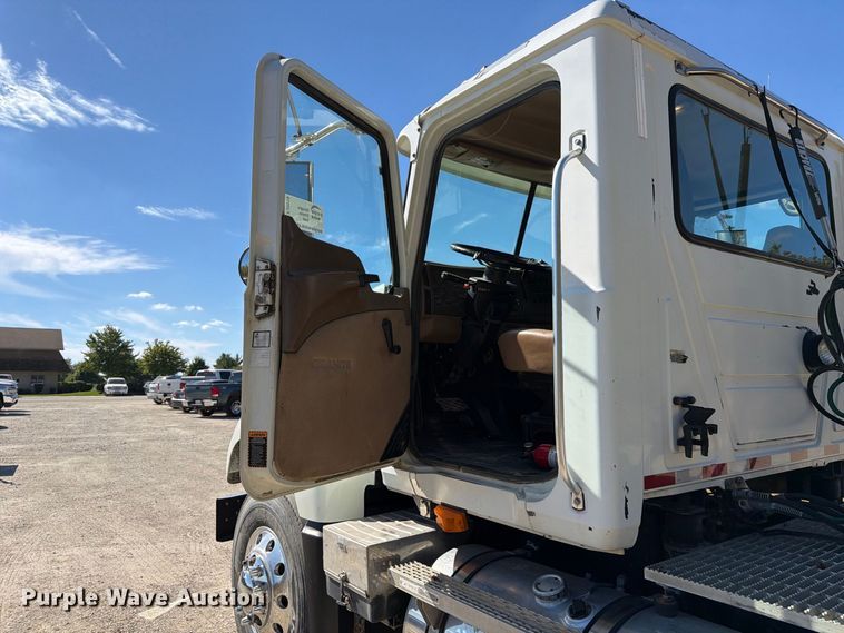 image for item FJ2019 2005 Mack CV713 semi truck