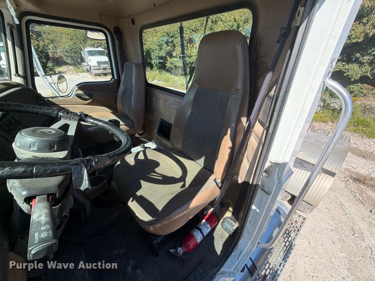 image for item FJ2019 2005 Mack CV713 semi truck
