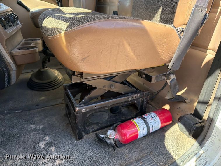 image for item FJ2019 2005 Mack CV713 semi truck