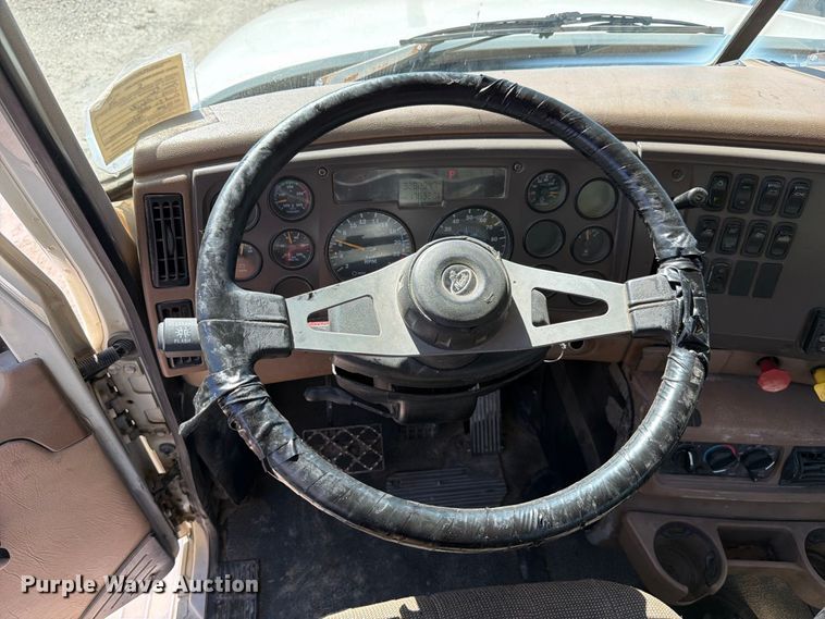 image for item FJ2019 2005 Mack CV713 semi truck