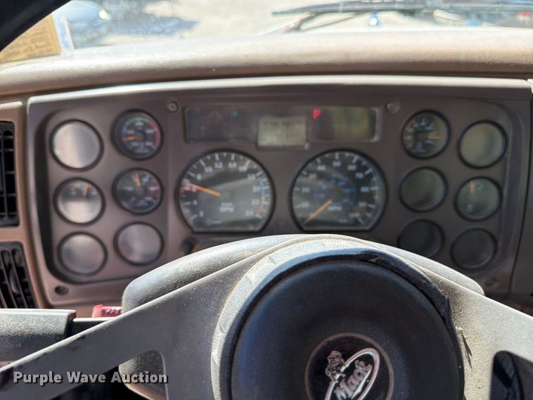 image for item FJ2019 2005 Mack CV713 semi truck