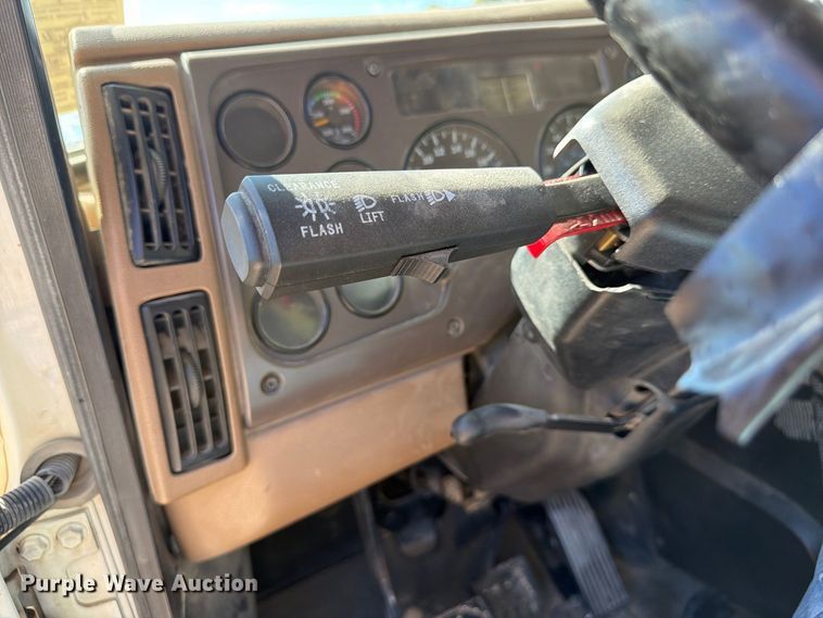 image for item FJ2019 2005 Mack CV713 semi truck