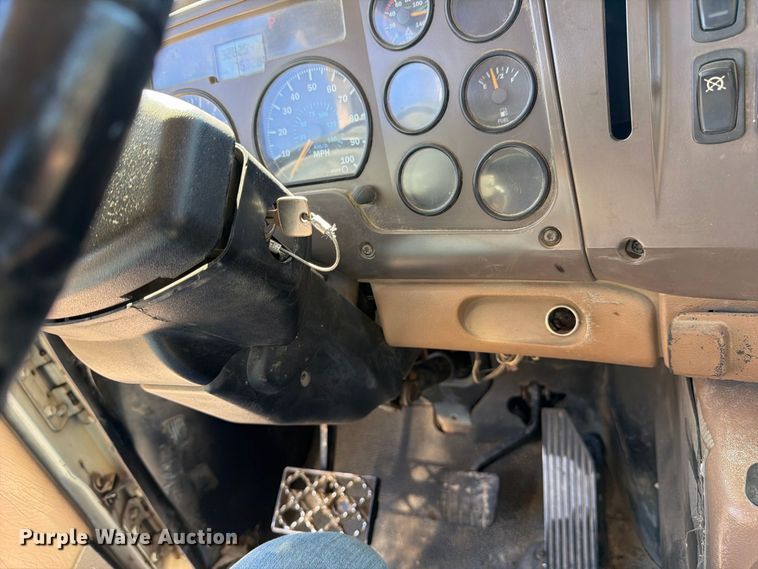 image for item FJ2019 2005 Mack CV713 semi truck