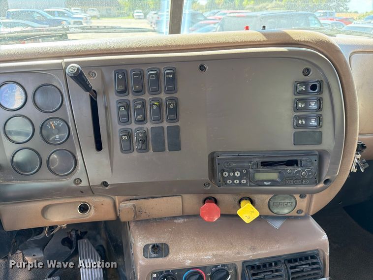 image for item FJ2019 2005 Mack CV713 semi truck