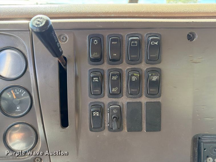 image for item FJ2019 2005 Mack CV713 semi truck