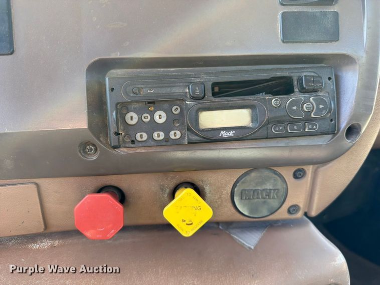 image for item FJ2019 2005 Mack CV713 semi truck