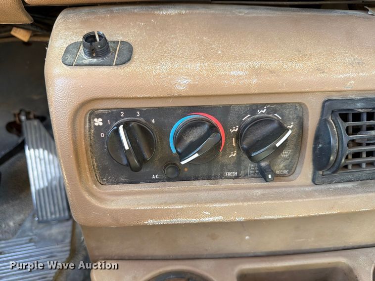 image for item FJ2019 2005 Mack CV713 semi truck