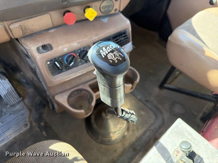 image for item FJ2019 2005 Mack CV713 semi truck