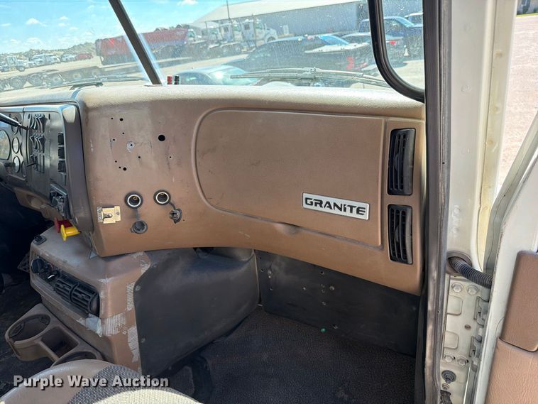 image for item FJ2019 2005 Mack CV713 semi truck