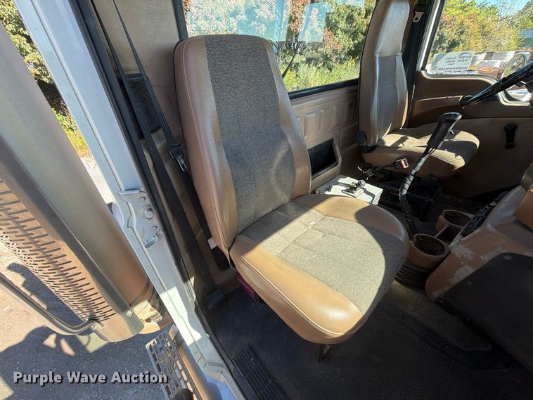 image for item FJ2019 2005 Mack CV713 semi truck
