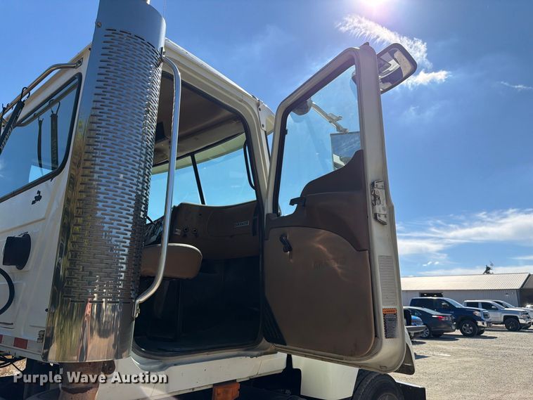 image for item FJ2019 2005 Mack CV713 semi truck