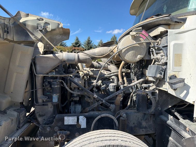 image for item FJ2019 2005 Mack CV713 semi truck
