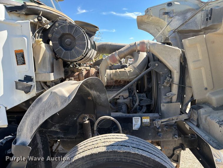image for item FJ2019 2005 Mack CV713 semi truck