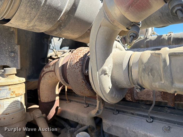 image for item FJ2019 2005 Mack CV713 semi truck