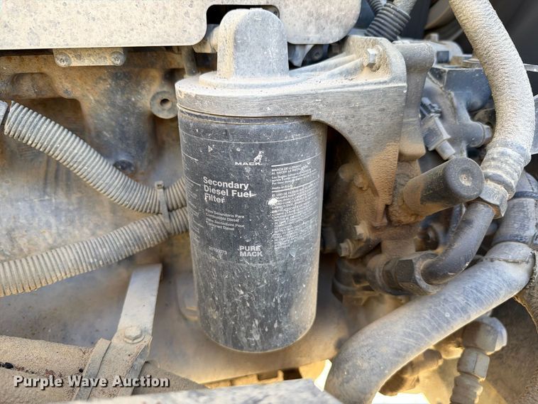 image for item FJ2019 2005 Mack CV713 semi truck