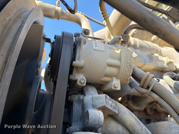 image for item FJ2019 2005 Mack CV713 semi truck