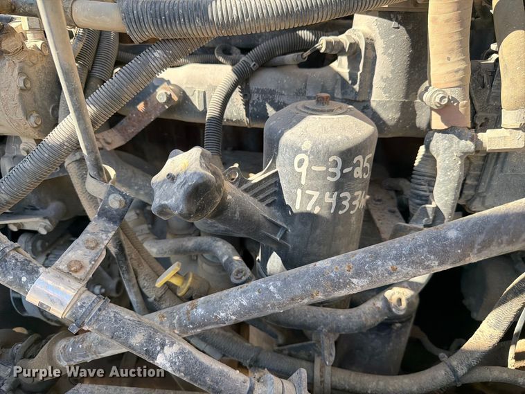 image for item FJ2019 2005 Mack CV713 semi truck
