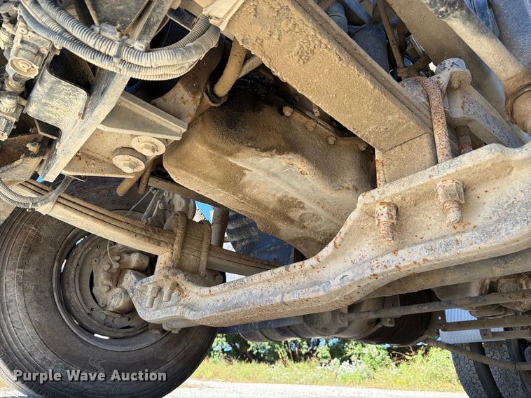 image for item FJ2019 2005 Mack CV713 semi truck