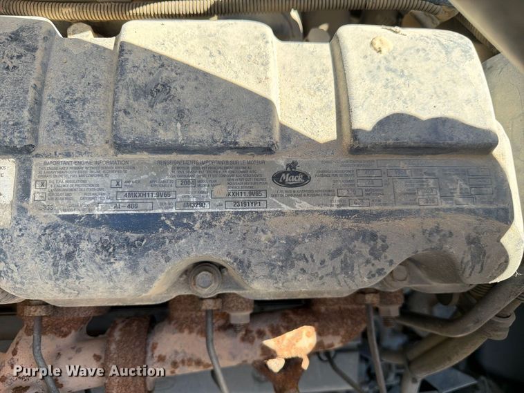 image for item FJ2019 2005 Mack CV713 semi truck