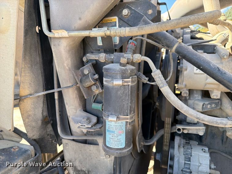 image for item FJ2019 2005 Mack CV713 semi truck
