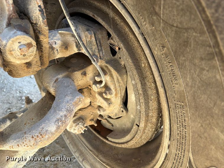 image for item FJ2019 2005 Mack CV713 semi truck