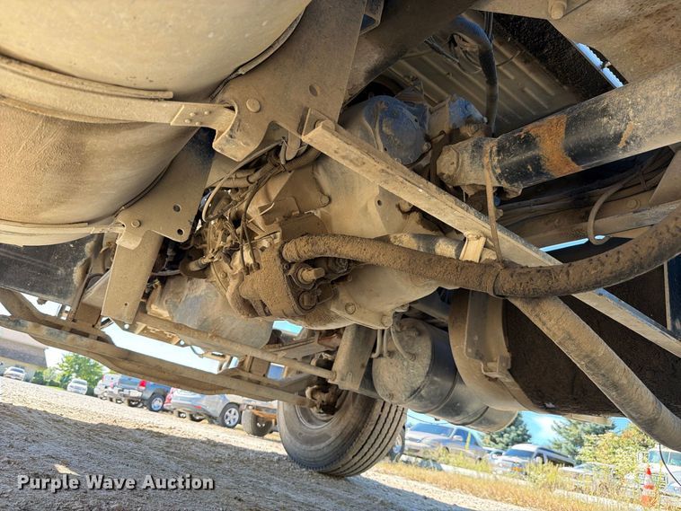 image for item FJ2019 2005 Mack CV713 semi truck
