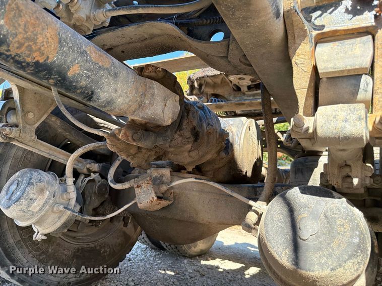 image for item FJ2019 2005 Mack CV713 semi truck