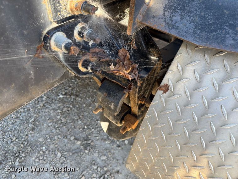 image for item FJ2019 2005 Mack CV713 semi truck