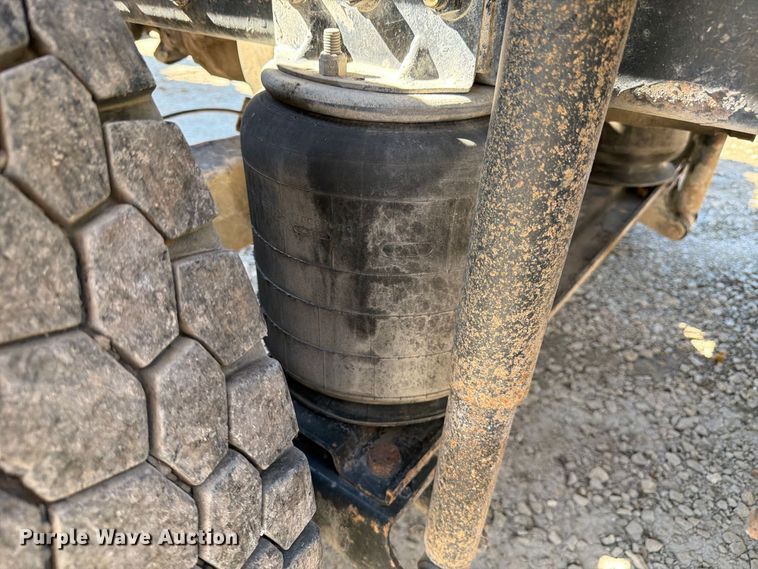 image for item FJ2019 2005 Mack CV713 semi truck