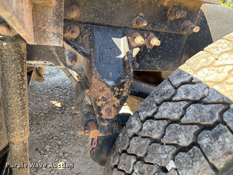 image for item FJ2019 2005 Mack CV713 semi truck