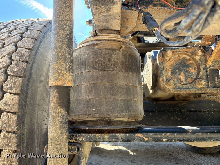 image for item FJ2019 2005 Mack CV713 semi truck