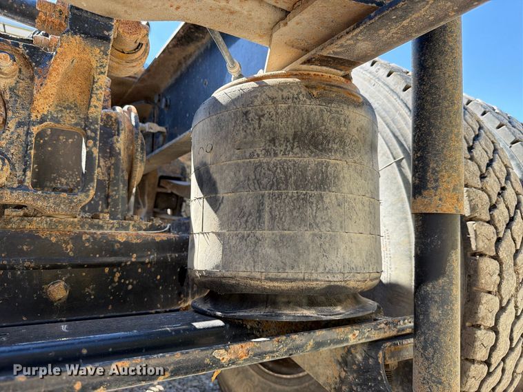 image for item FJ2019 2005 Mack CV713 semi truck