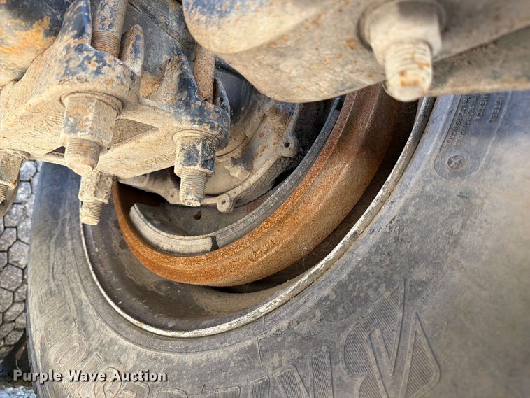 image for item FJ2019 2005 Mack CV713 semi truck