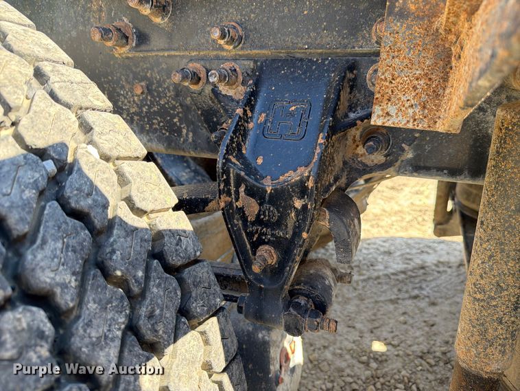image for item FJ2019 2005 Mack CV713 semi truck