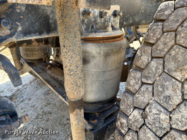 image for item FJ2019 2005 Mack CV713 semi truck