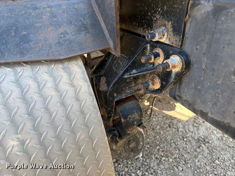 image for item FJ2019 2005 Mack CV713 semi truck