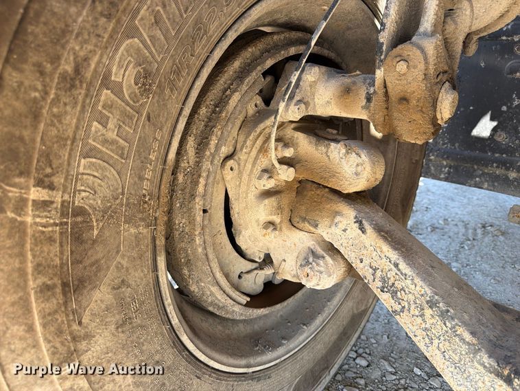 image for item FJ2019 2005 Mack CV713 semi truck