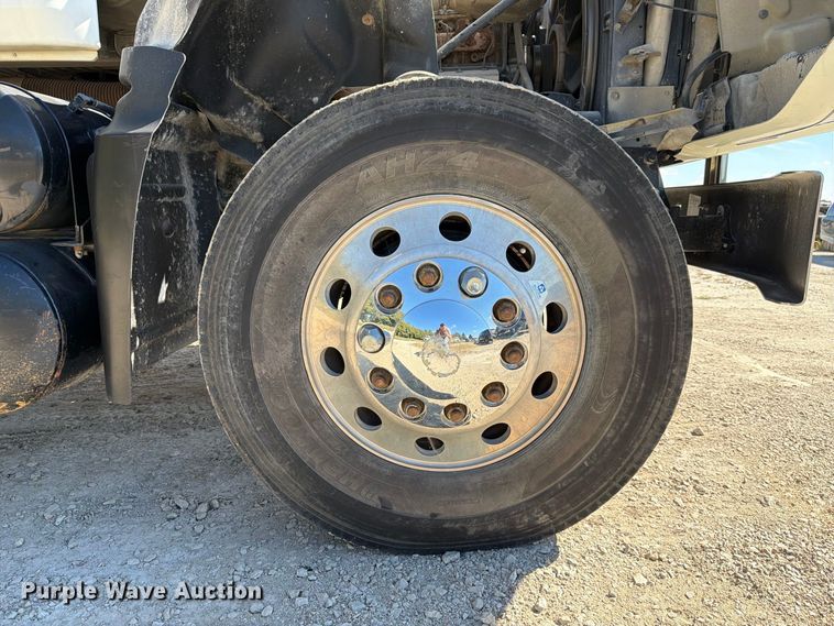 image for item FJ2019 2005 Mack CV713 semi truck