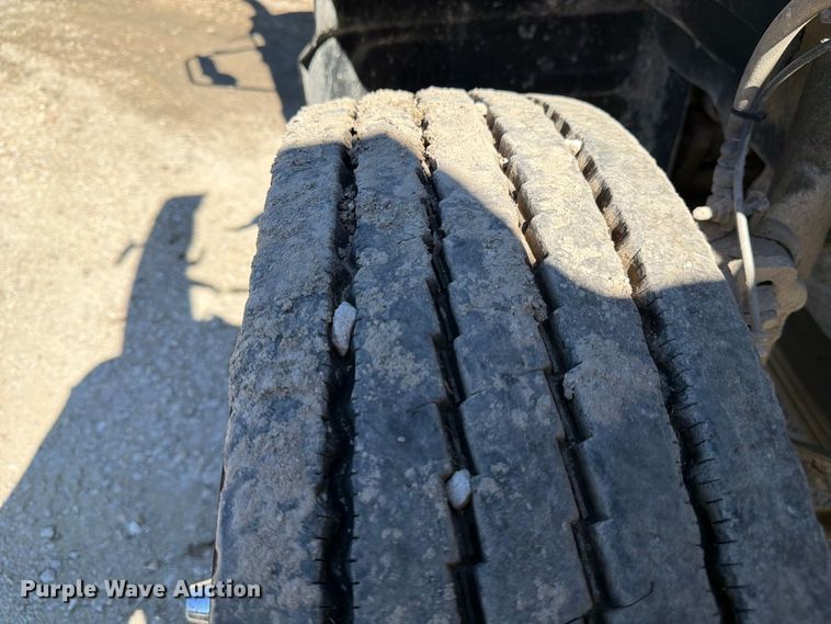 image for item FJ2019 2005 Mack CV713 semi truck