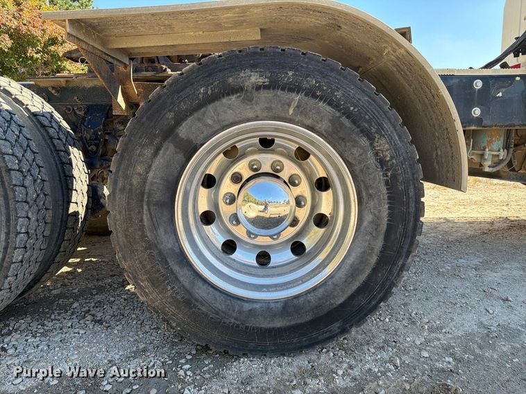 image for item FJ2019 2005 Mack CV713 semi truck
