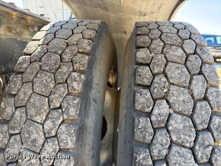 image for item FJ2019 2005 Mack CV713 semi truck