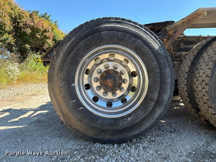image for item FJ2019 2005 Mack CV713 semi truck