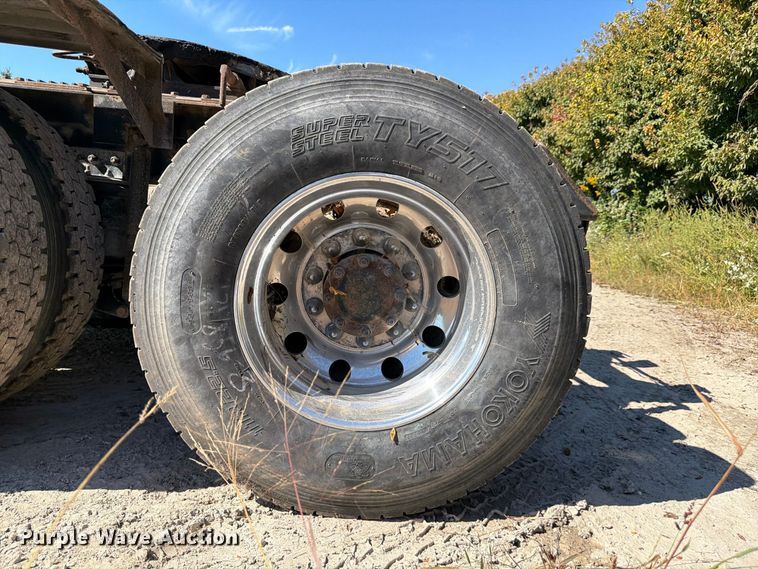 image for item FJ2019 2005 Mack CV713 semi truck