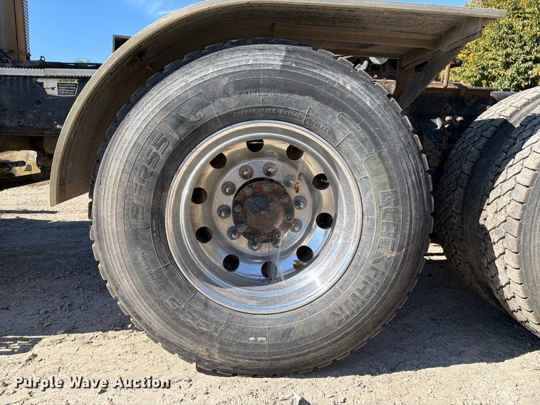 image for item FJ2019 2005 Mack CV713 semi truck