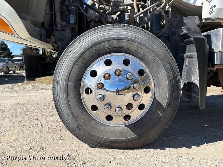 image for item FJ2019 2005 Mack CV713 semi truck