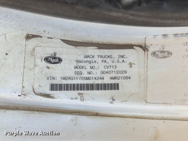 image for item FJ2019 2005 Mack CV713 semi truck